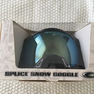 Oakley Snow Goggles- JetBlkSLVR Ghost text